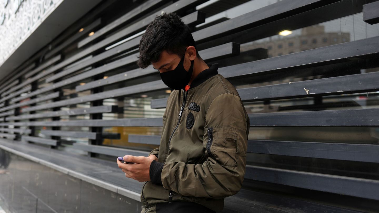 Un joven leyendo el móvil. (Reuters)