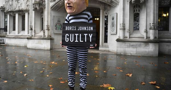 Foto: Un hombre disfrazado de Boris Johnson. (EFE)