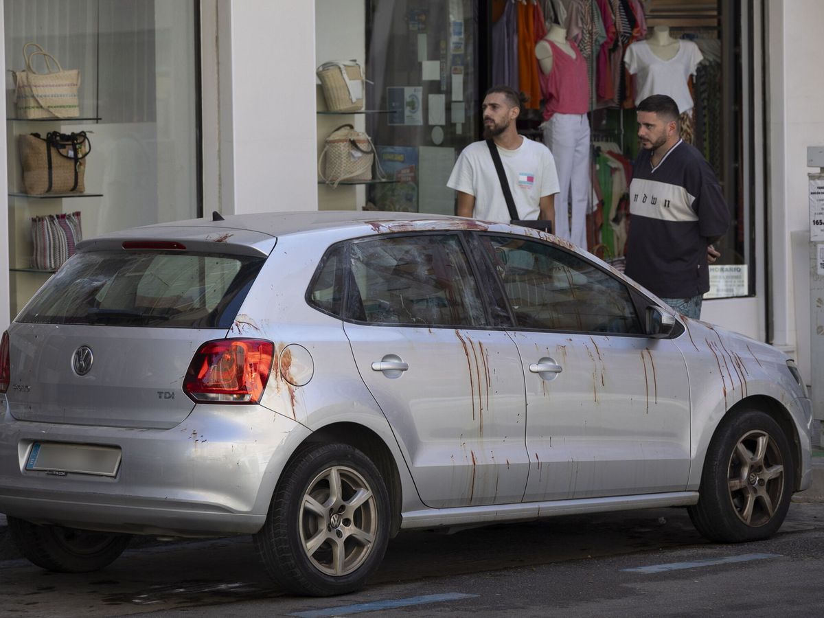 Foto: Un coche con rastro de sangre en el lugar. (EFE/Álvaro Cabrera)