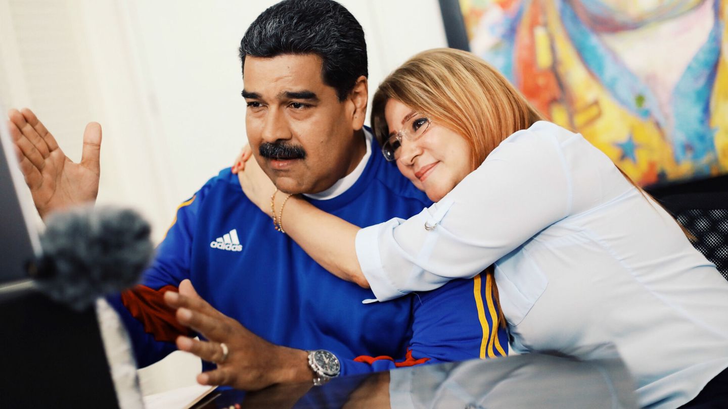 Cilia Flores abraza a Nicolás Maduro en una foto difundida por el gobierno venezolano. (EFE)