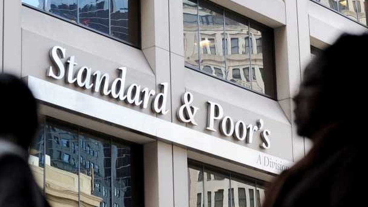 S&P eleva el 'rating' de BBVA y Santander y mejora la perspectiva de Bankia a positiva