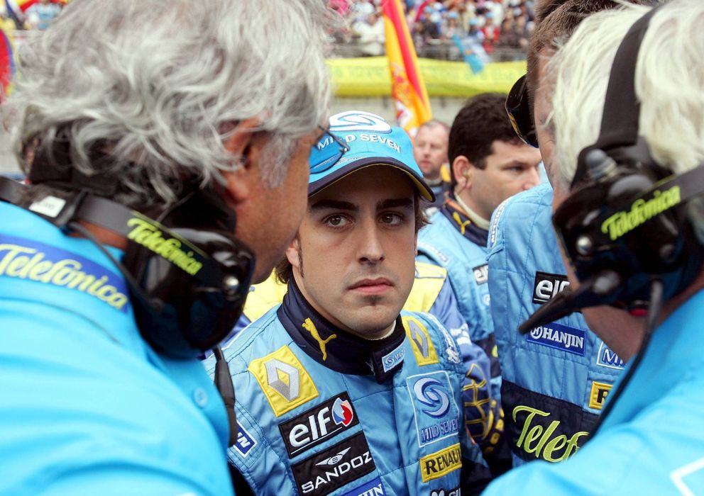 Foto: Alonso, entre Flavio Briatore y Pat Symonds durante la campaña 2006.