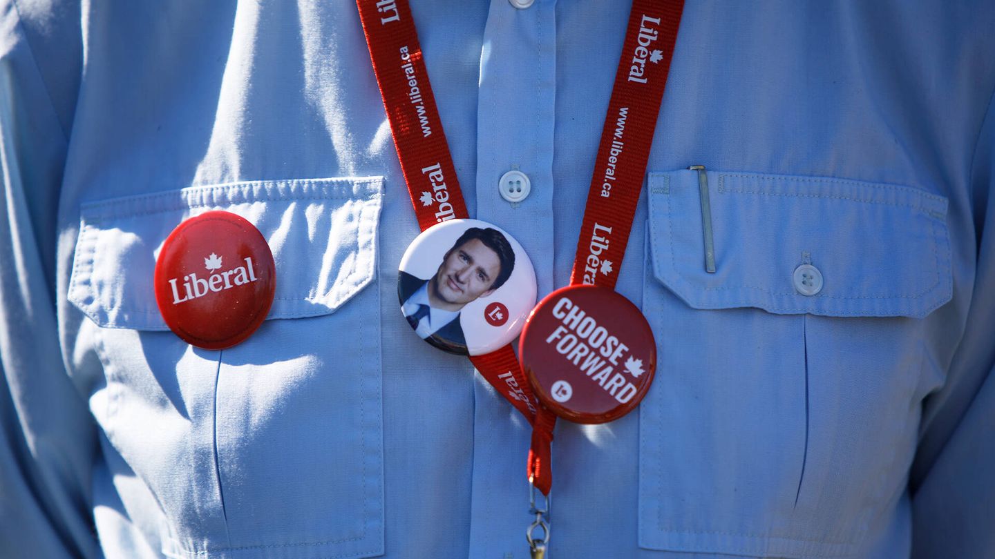 Un seguidor de Trudeau muestra un pin con su cara en un acto de campaña. (Getty)