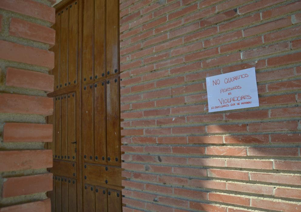 Foto: Un cartel, en la fachada de la iglesia de una población de Valladolid.
