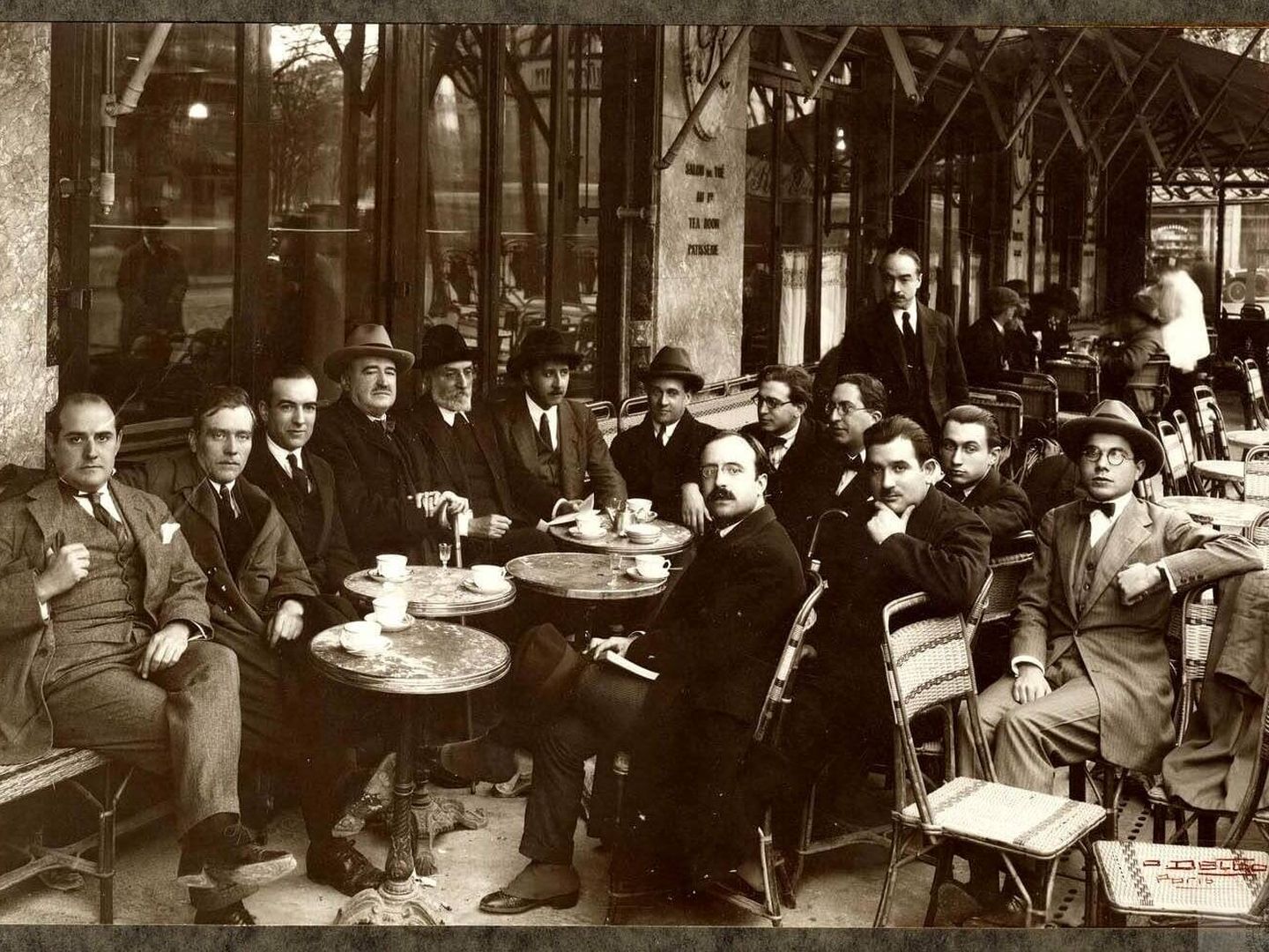 Blasco y Unamuno junto a intelectuales exiliados en París, en 1924. (Cedida)