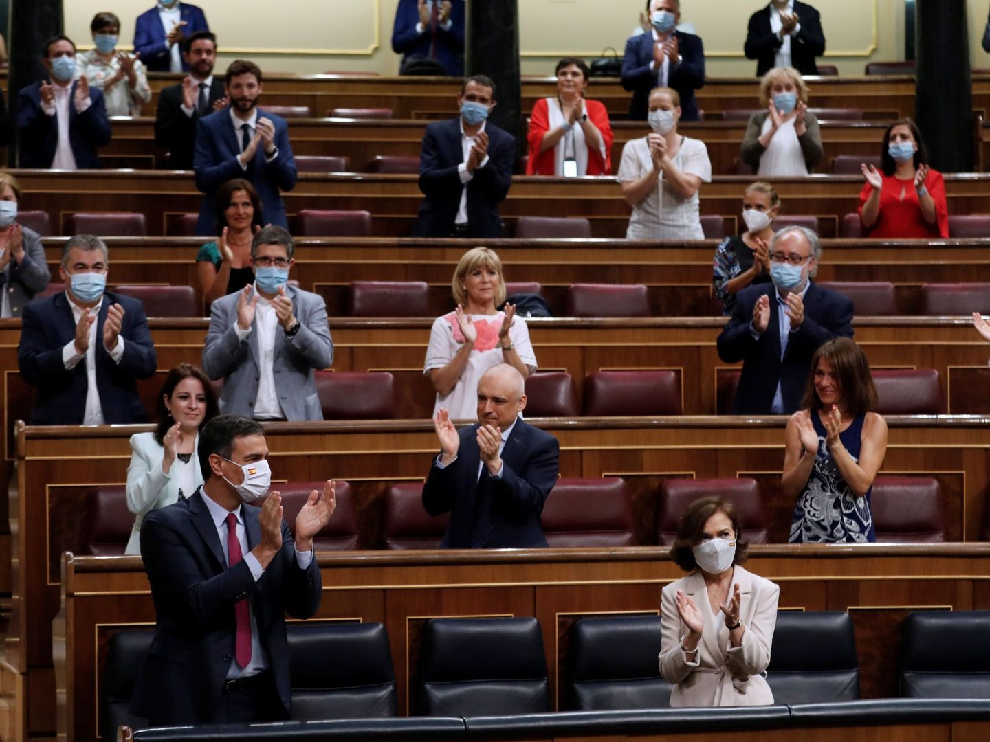 La bancada socialista aplaude a Pedro Sánchez en el Congreso. (EFE)