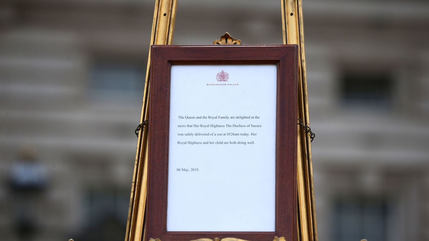 Anuncio colocado en el exterior de Buckingham. (Reuters)