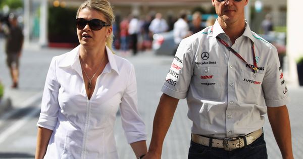 Foto: Corinna y Michael Schumacher en el GP de Fórmula Uno de Abu Dhabi, en 2011. (Getty)