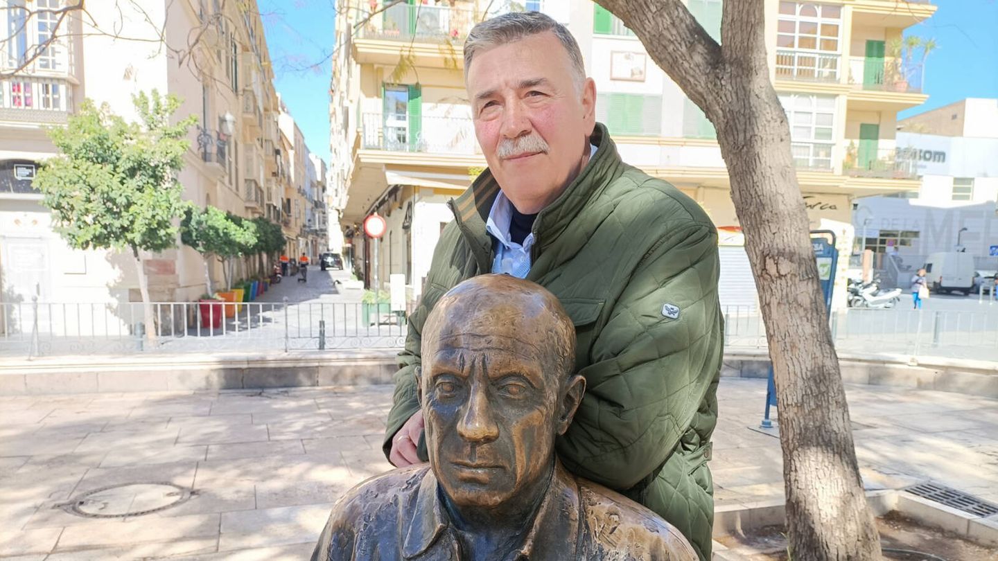 El veterano policía en la plaza de La Merced, junto a la estatua de Picasso. (P.D.A.)