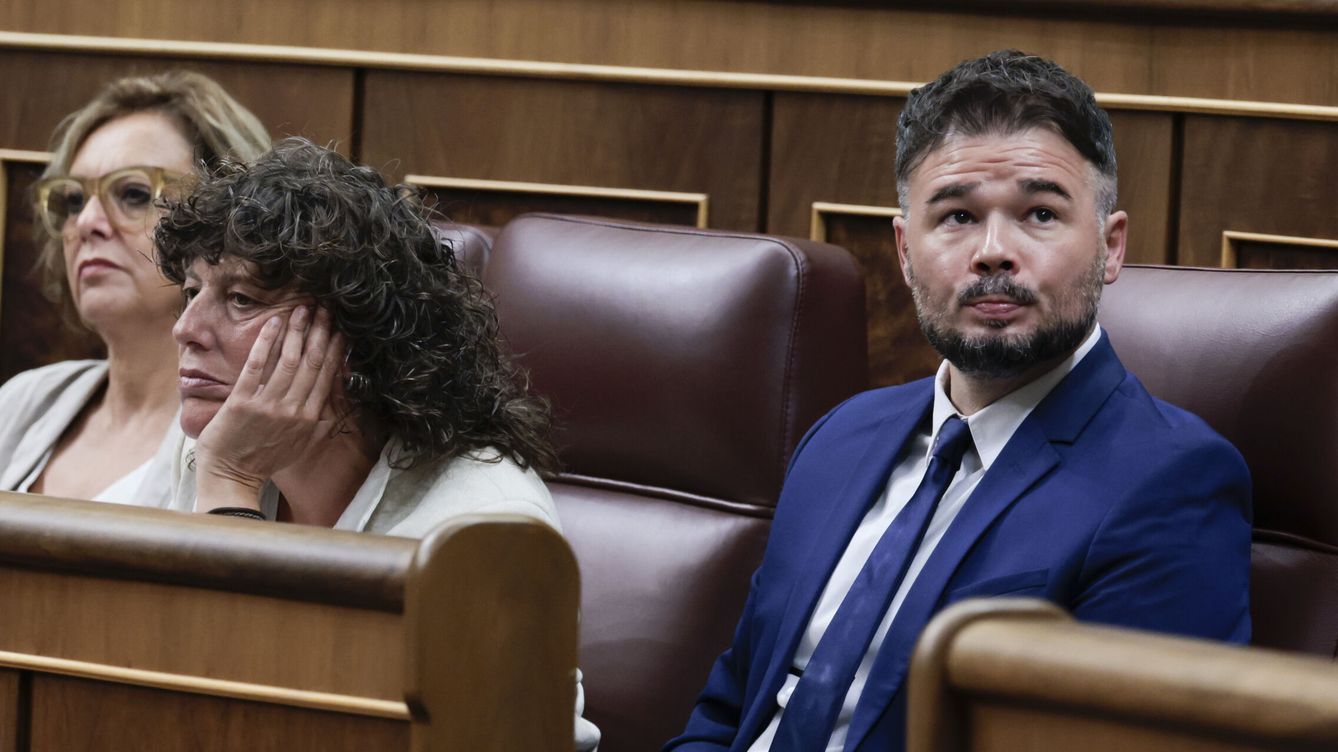 Foto: El portavoz de ERC, Gabriel Rufián, durante la primera sesión del debate de investidura. (EFE/Sergio Pérez)