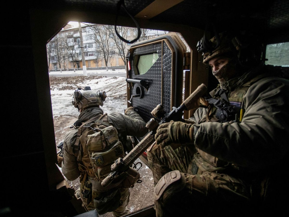 Foto: Soldados ucranianos en la línea del frente de Bajmut. (Reuters)