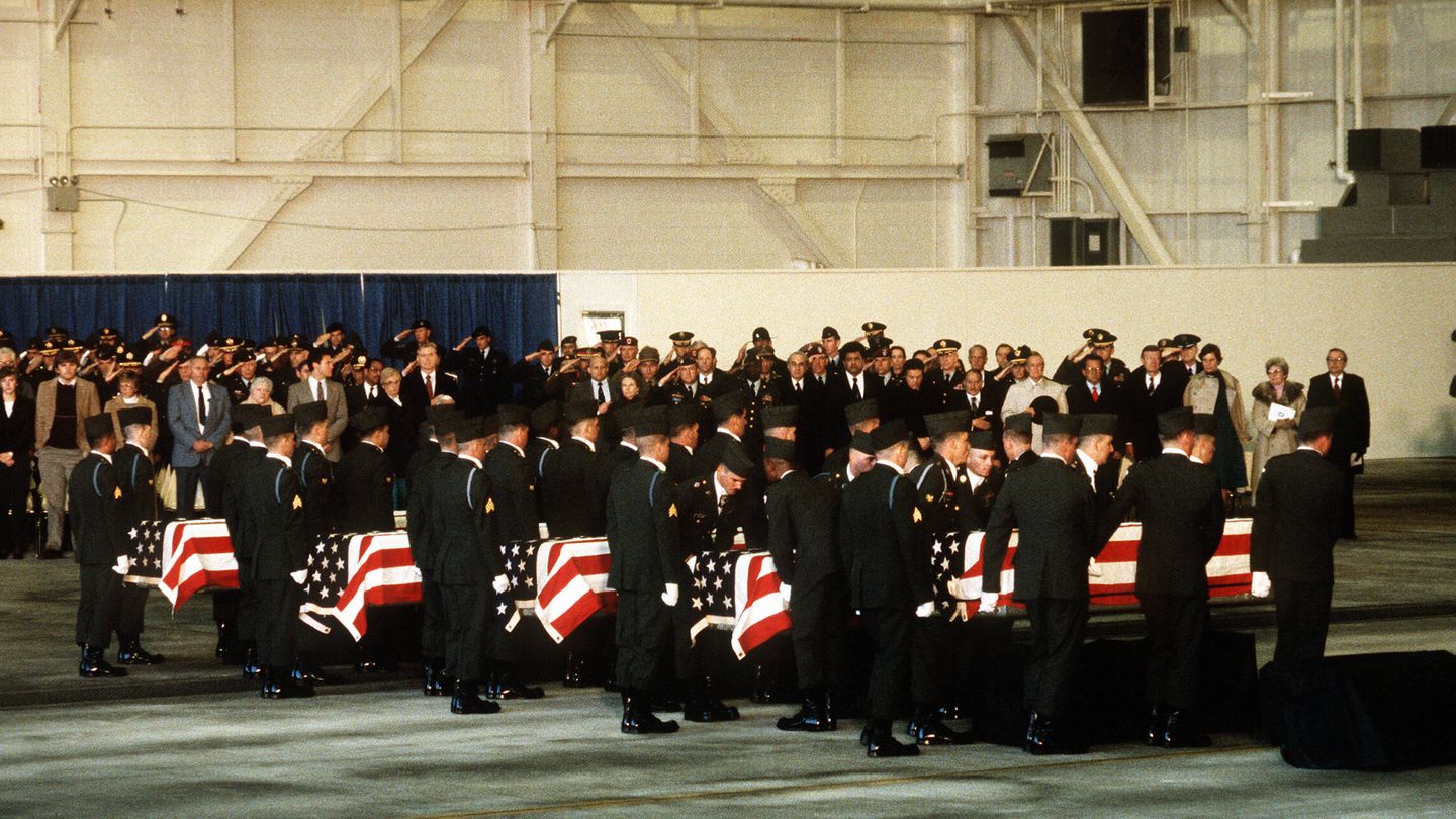 Ataúdes transportados en Dover AFB el 16 de diciembre de 1985 (Wikimedia)
