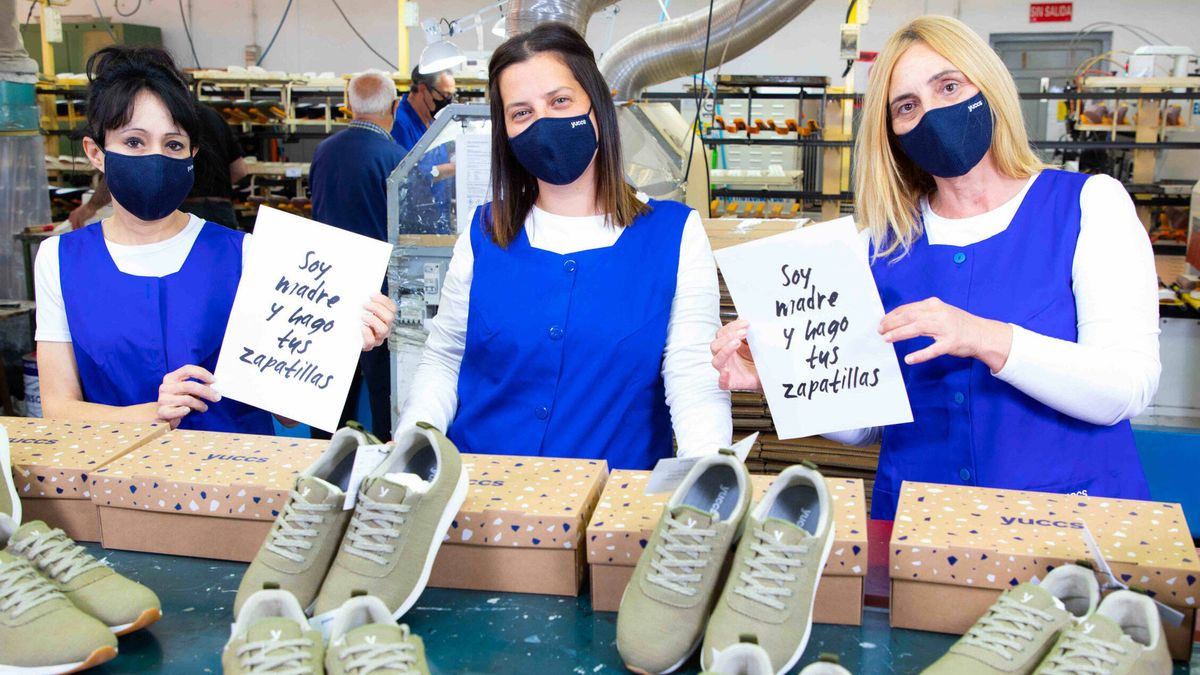 Madres y artesanas, las responsables de fabricar las zapatillas españolas más buscadas