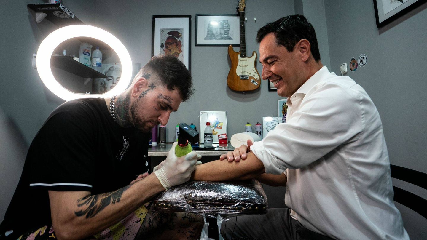 Juanma Moreno, con el tatuador Javier Pascual en su estudio de Linares. 