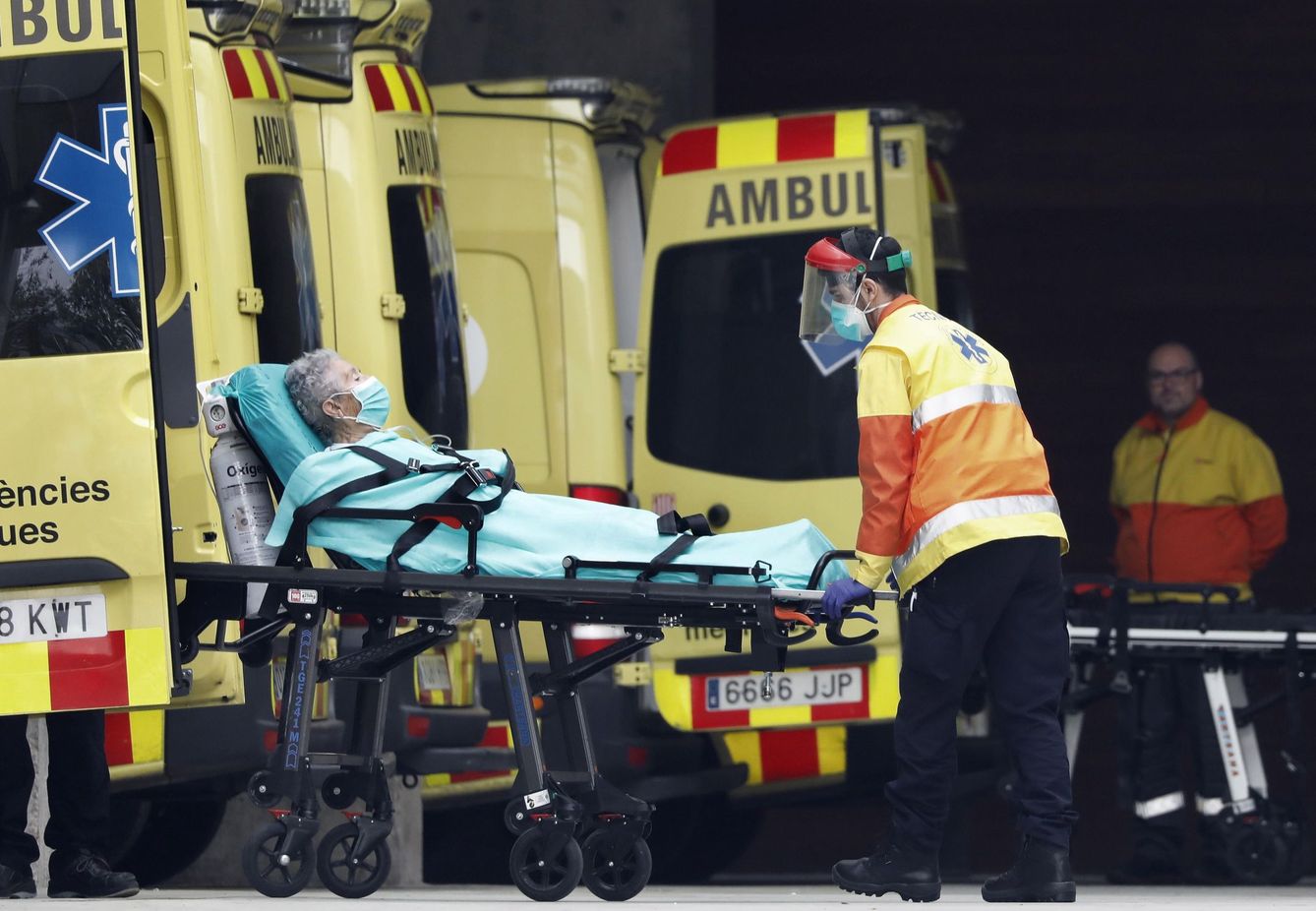 Llegada de un enfermo a la zona de urgencias del Hospital de Bellvitge, en Barcelona. (EFE/Andreu Dalmau)