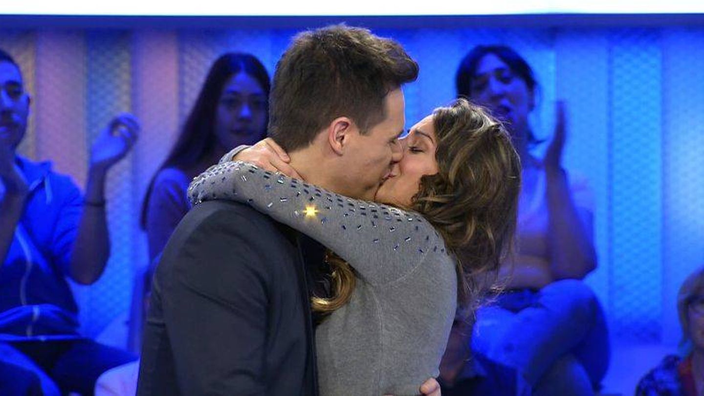 Christian Gálvez y Almudena Cid, besándose. (Mediaset España)