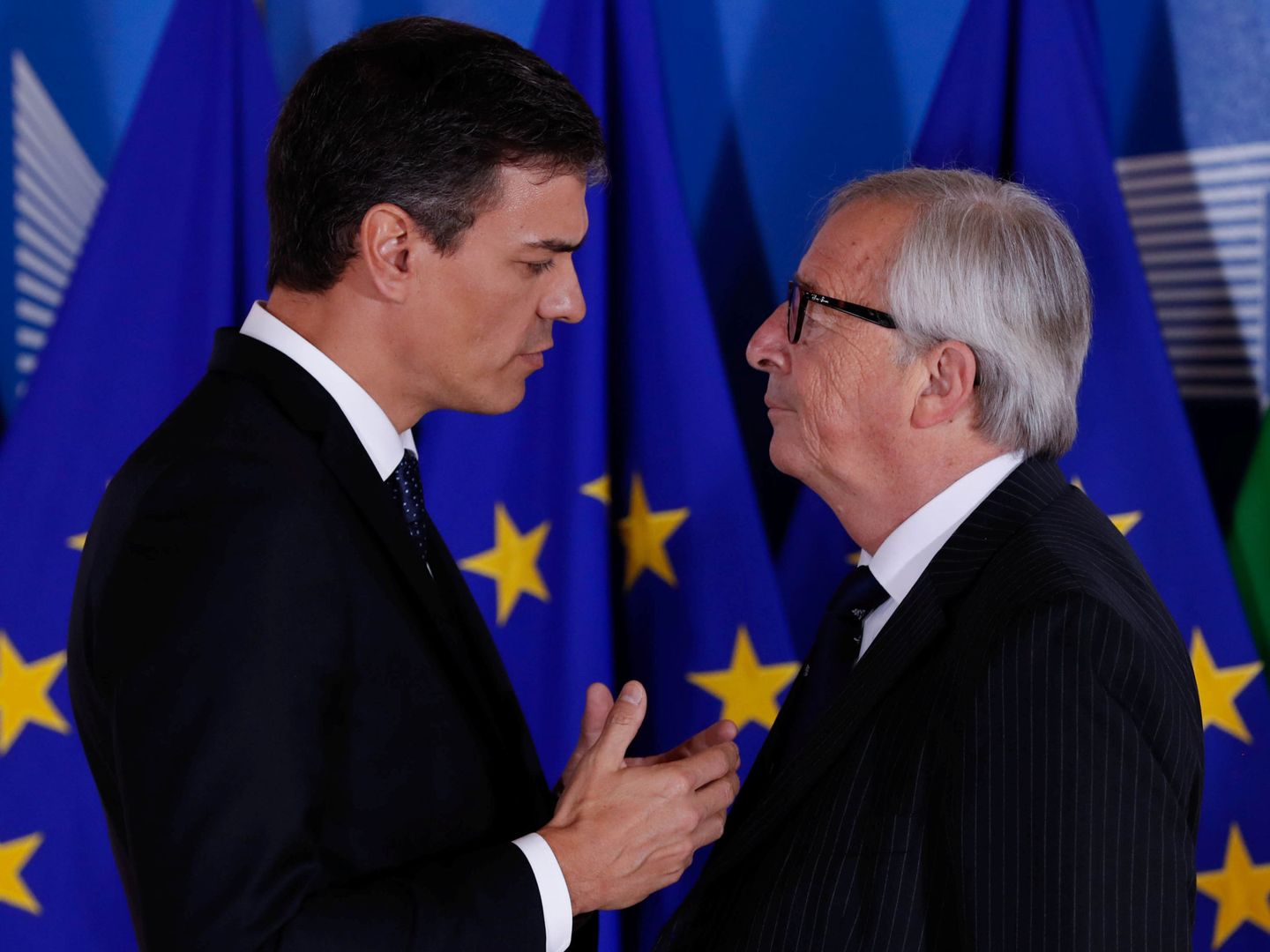 Sánchez charla con Juncker. (Reuters)
