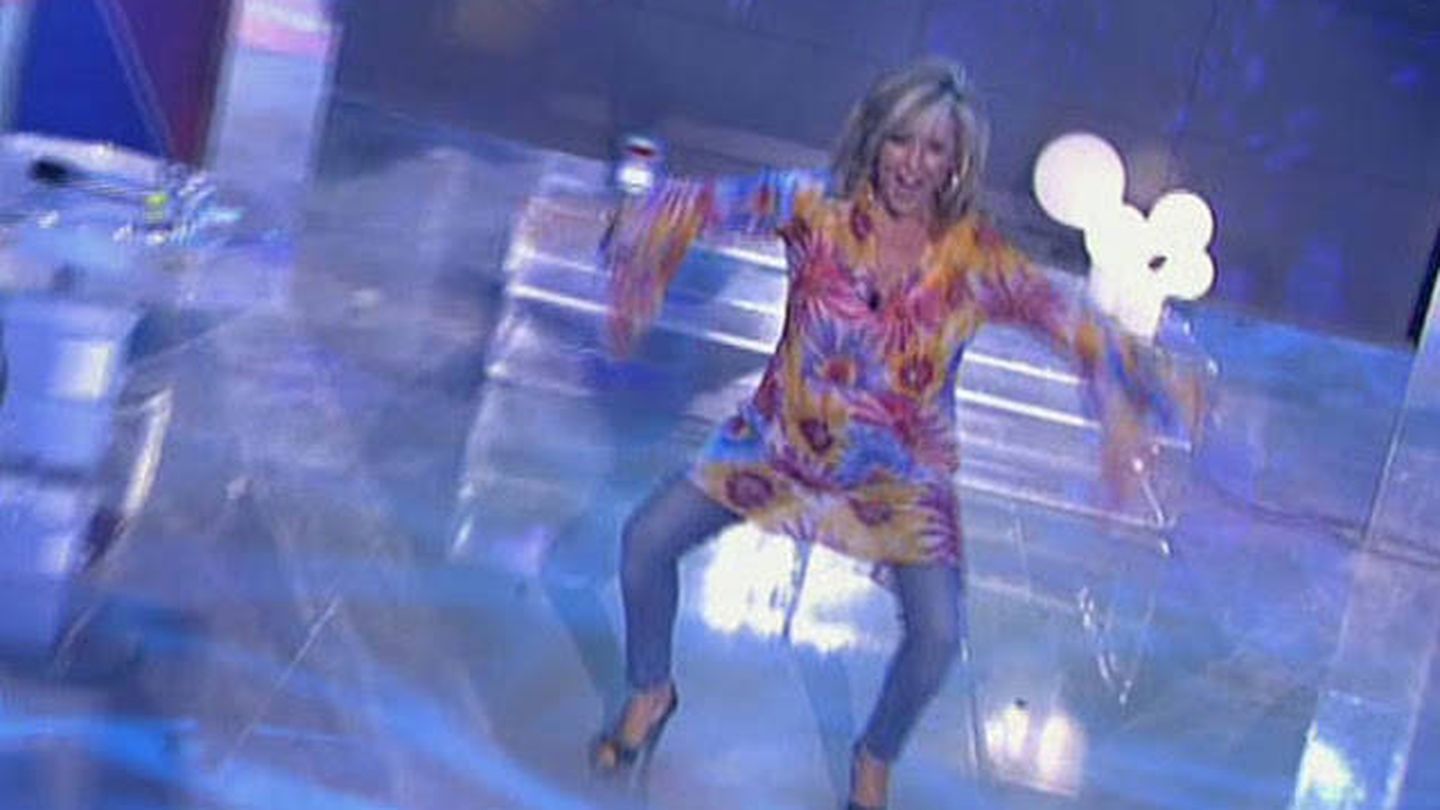 Lydia Lozano baila en 'Sálvame'.