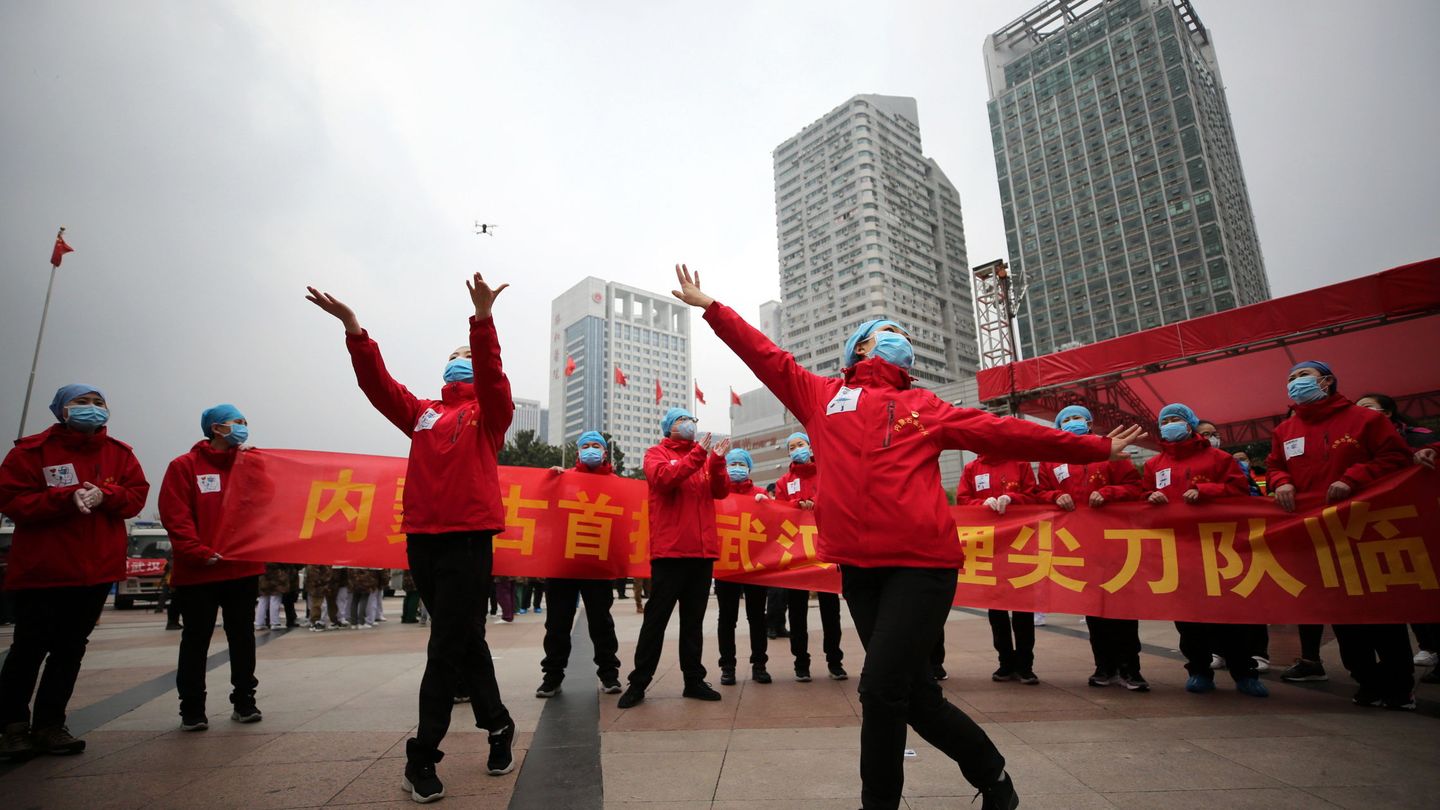 Los trabajadores médicos celebran el cierre del hospital temporal Jianghan Fangcang para pacientes con COVID-19 en Wuhan (EFE)