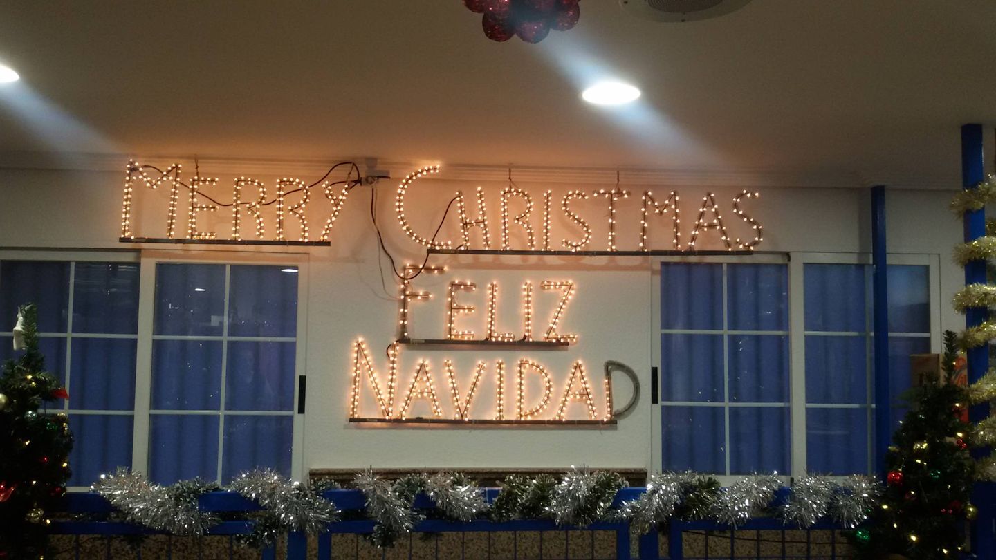 En Mariano's, en la calle Gerona de Benidorm, la decoración navideña es bilingüe. (V.R.)