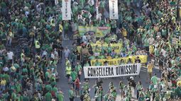 Los docentes claman por una enseñanza "digna" en una marcha por el centro de València