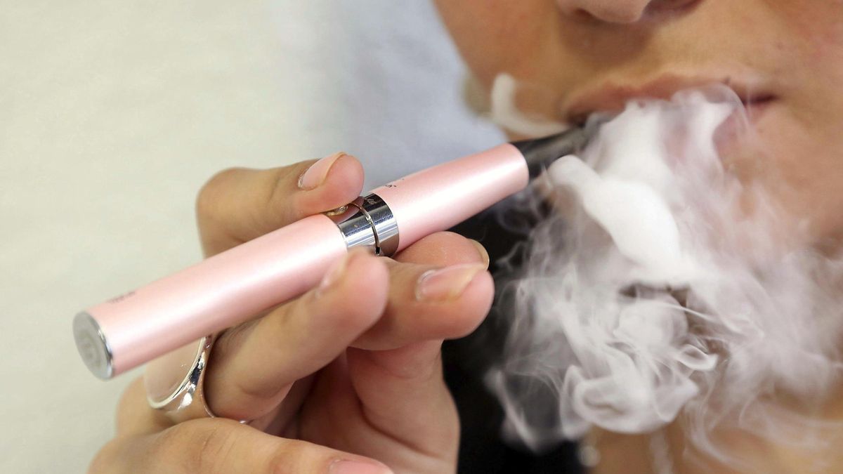 Sanidad prohíbe los cigarros electrónicos en colegios, hospitales y transporte público