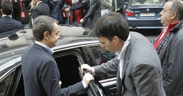 Foto: José Luis Rodríguez Zapatero entra en el coche oficial, mientras Segundo Martínez (1d) espera al expresidente. (EFE)