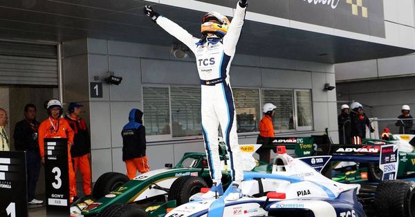 Foto: Álex Palou celebra su victoria en la carrera de la Súper Fórmula en Fuji. (Foto: Twitter.com/AlexPalou)