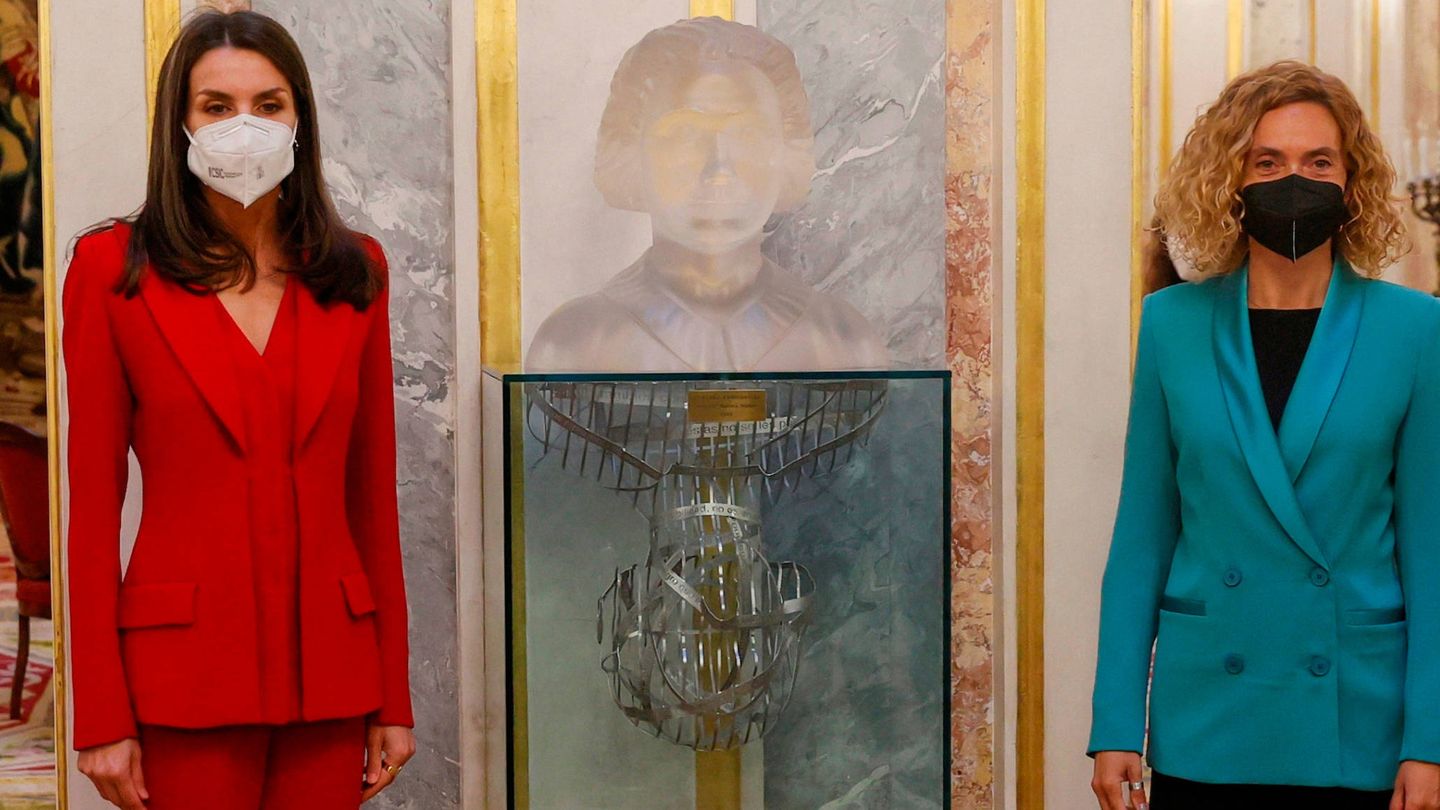 La reina Letizia y Meritxell Batet, junto al busto de Clara Campoamor. (Limited Pictures)
