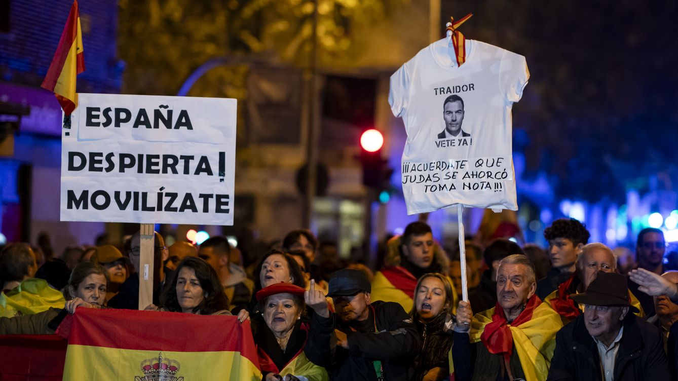 Foto: Nueva jornada de protestas en Ferraz. (A. Pérez Meca/Europa Press)