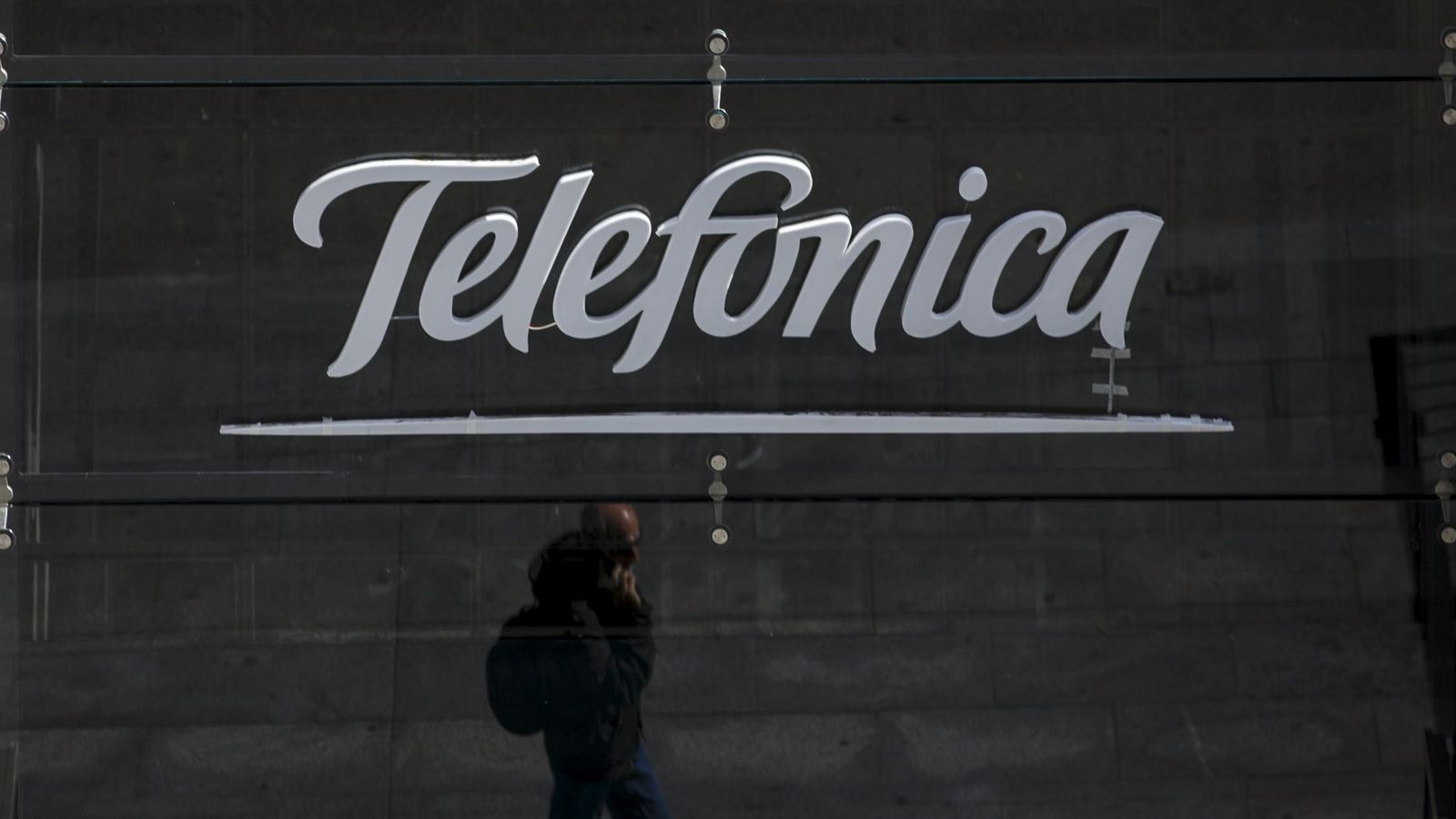 Foto: Exteriores de una tienda de Telefónica en Madrid. (Reuters)