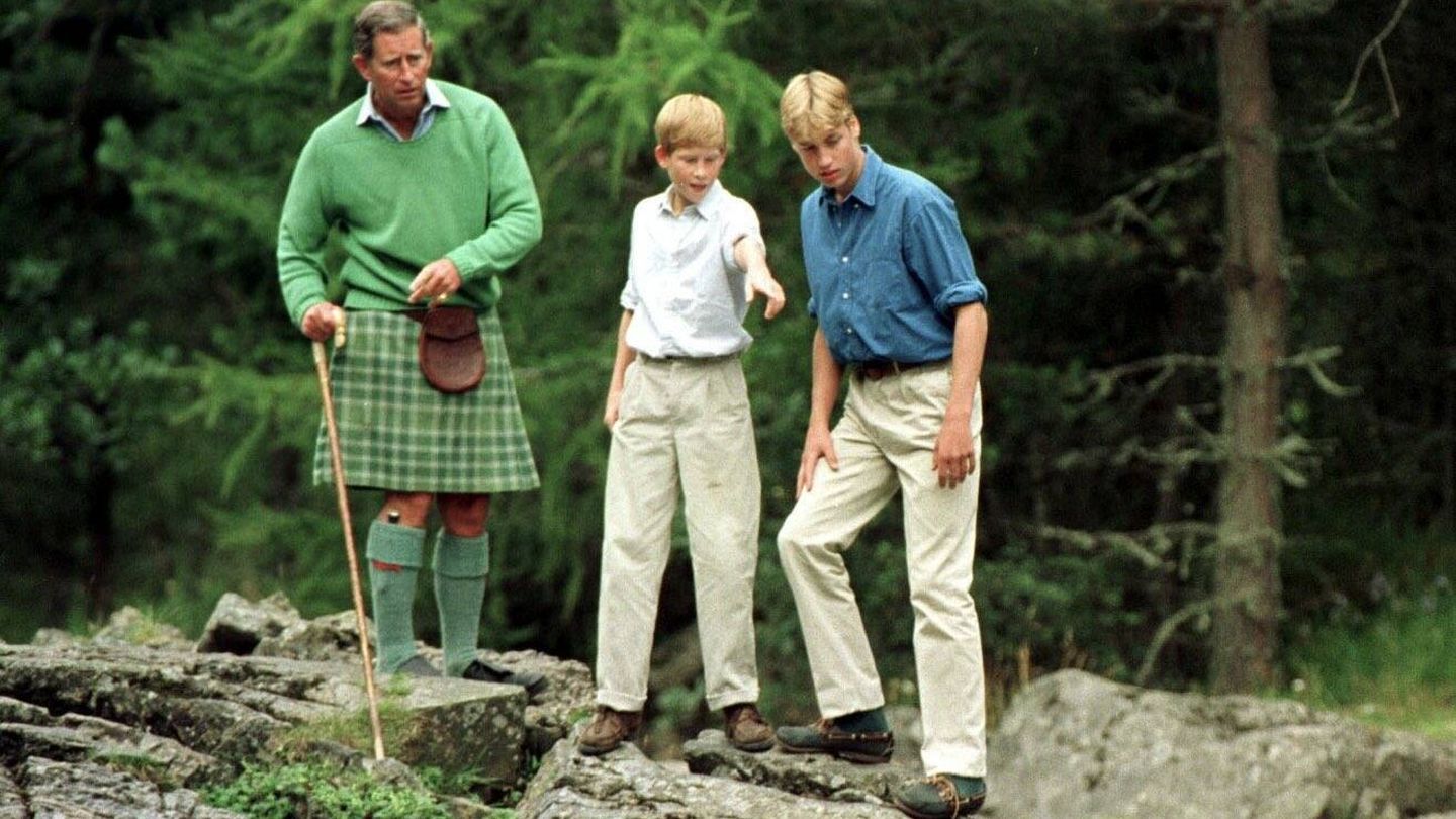  Carlos III, junto a sus hijos en 1997. (Twitter/@theroyalfamily)