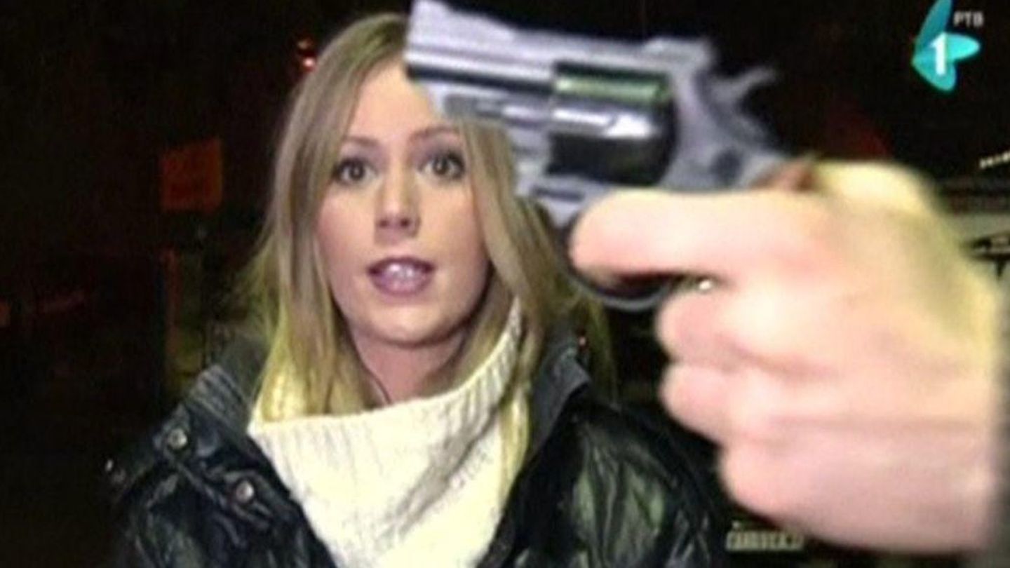 Captura de pantalla del video en el que un individuo saca un arma delante de la reportera serbia Tamara Bojic