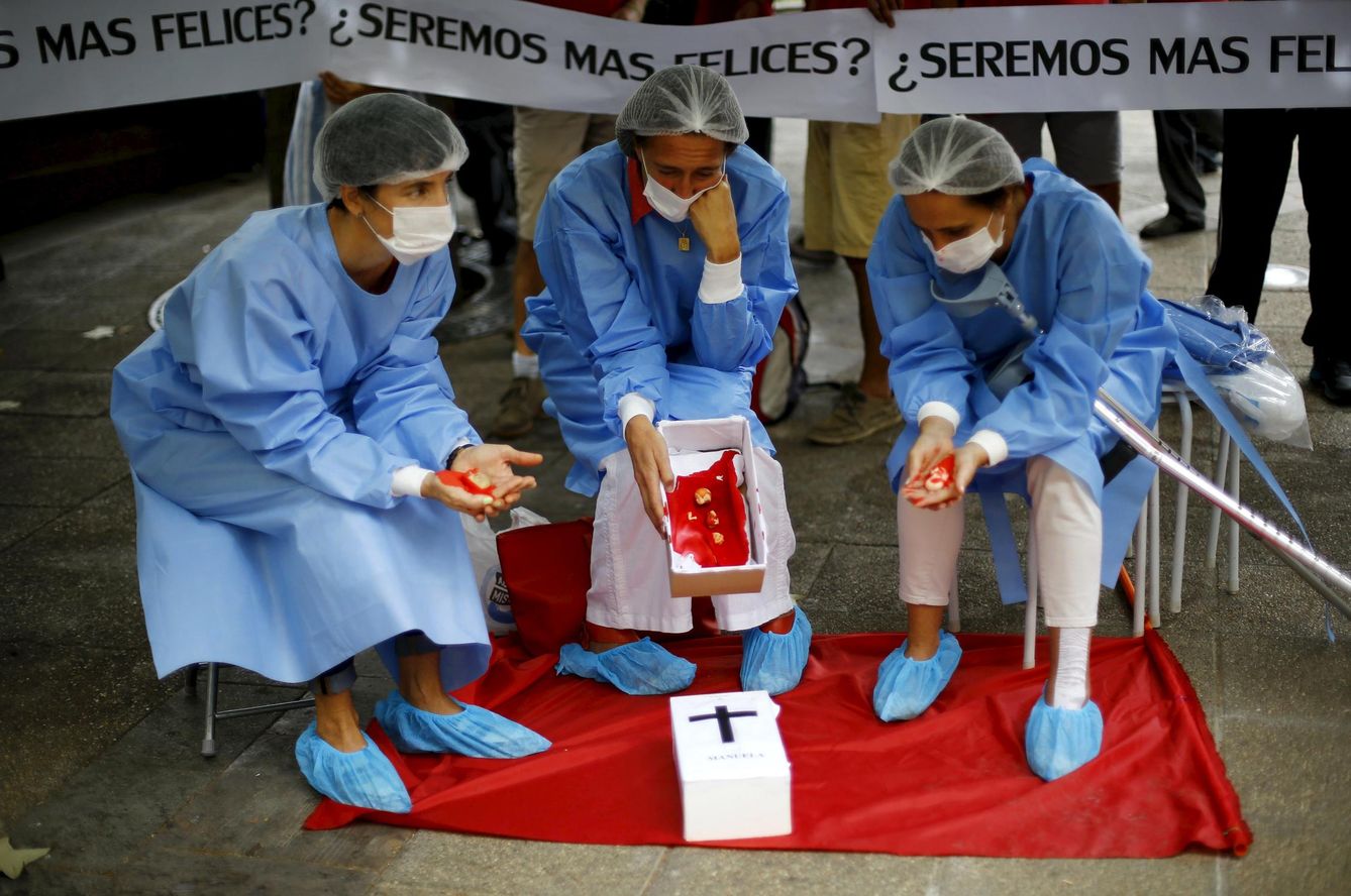 Mujeres disfrazadas de doctoras durante una protesta contra la legalización del aborto, en Santiago de Chile (Reuters).