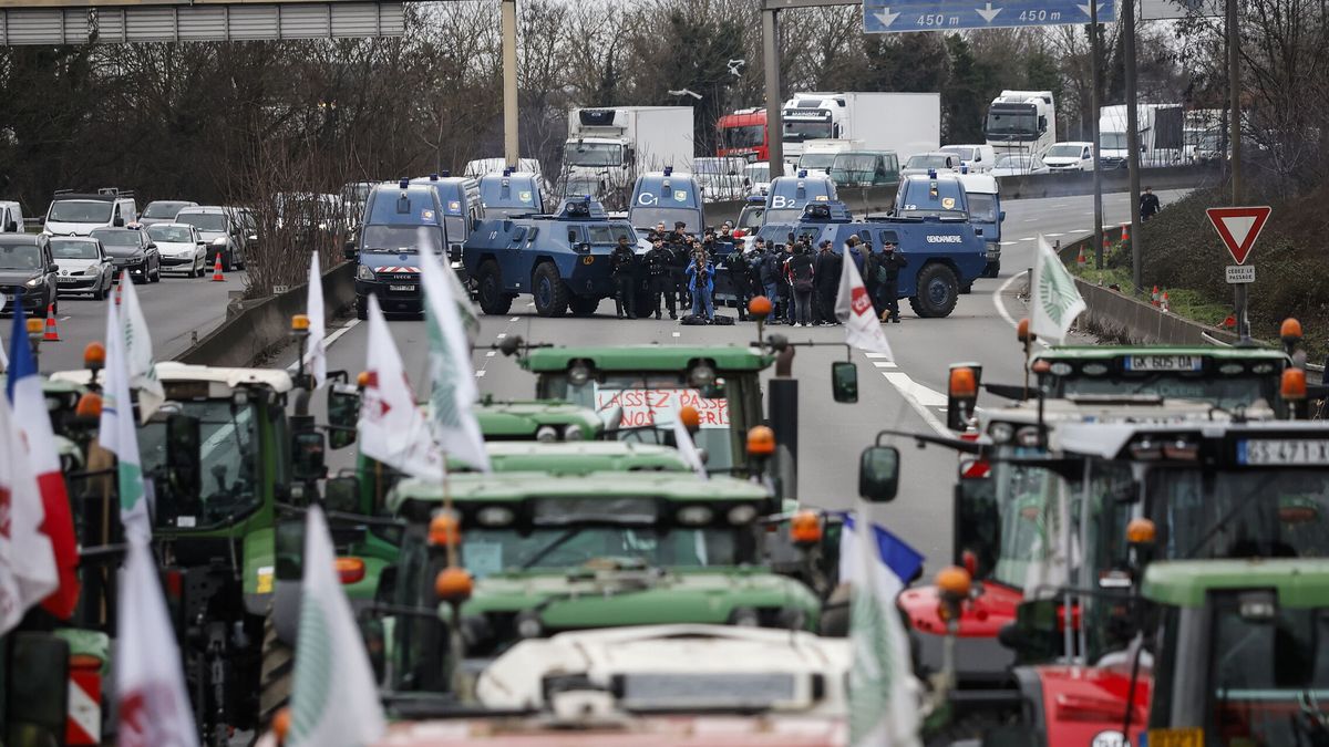 El Gobierno flexibiliza los tiempos de conducción de los transportistas ante las protestas en Francia