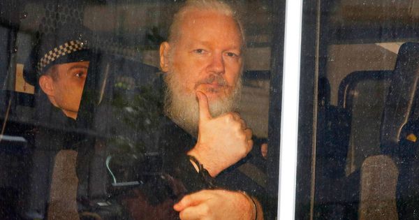 Foto: Julian Assange, tras ser detenido. (Reuters)