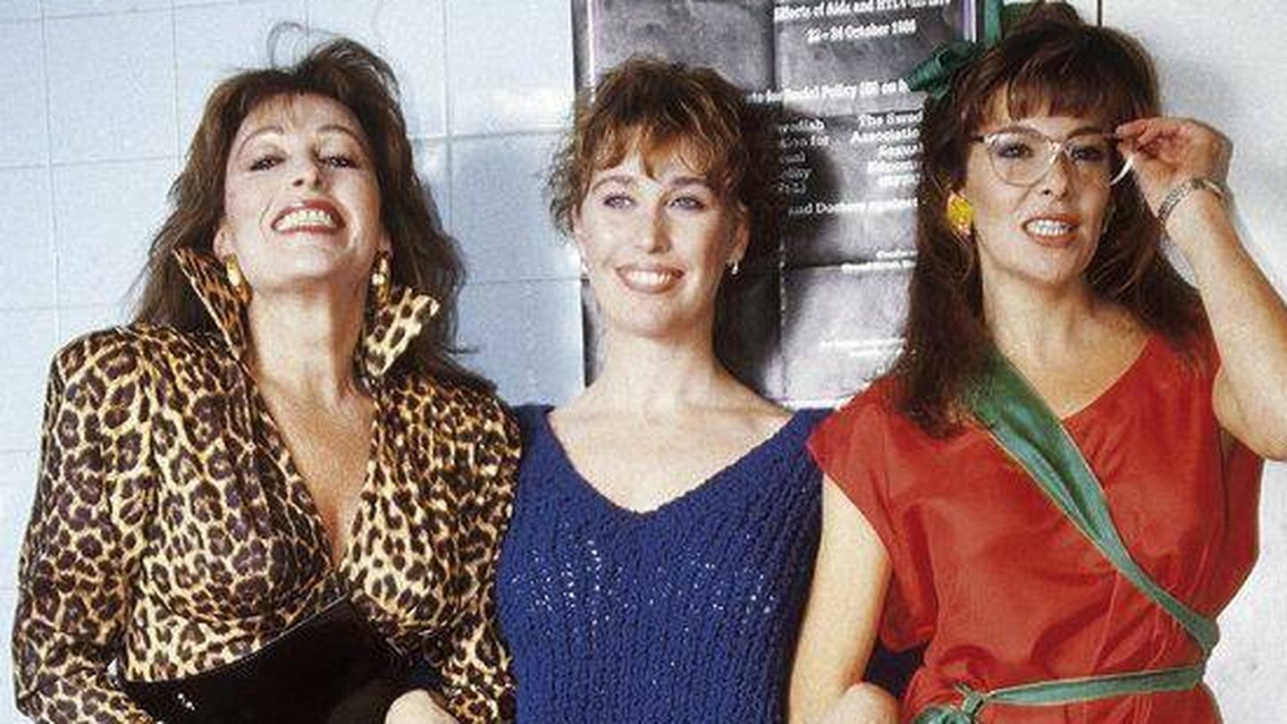 Verónica Forqué, entre Massiel (izquierda) y Ana Obregón (derecha) en 'La vida alegre' (1987).