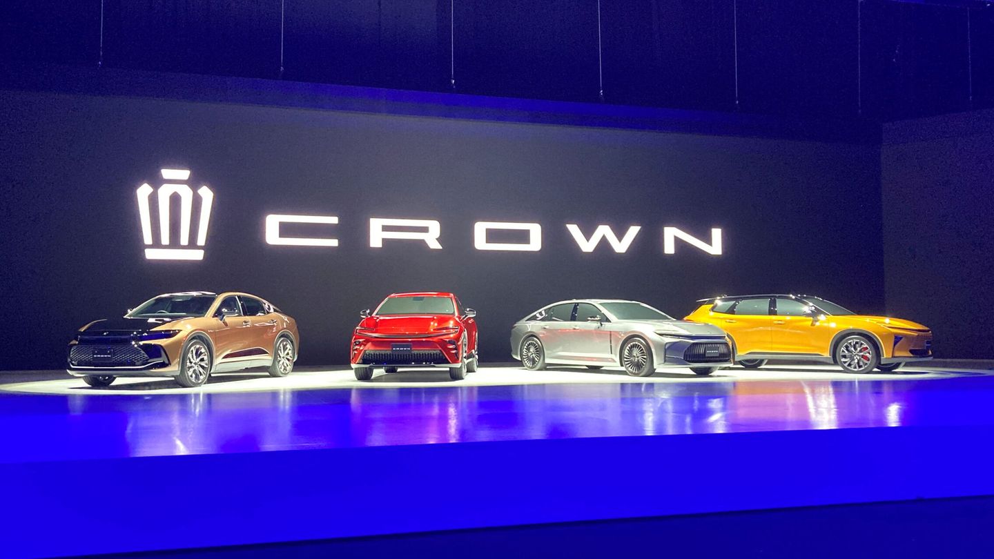 Los distintos modelos de Toyota Crown. (REUTERS - Satoshi Sugiyama)