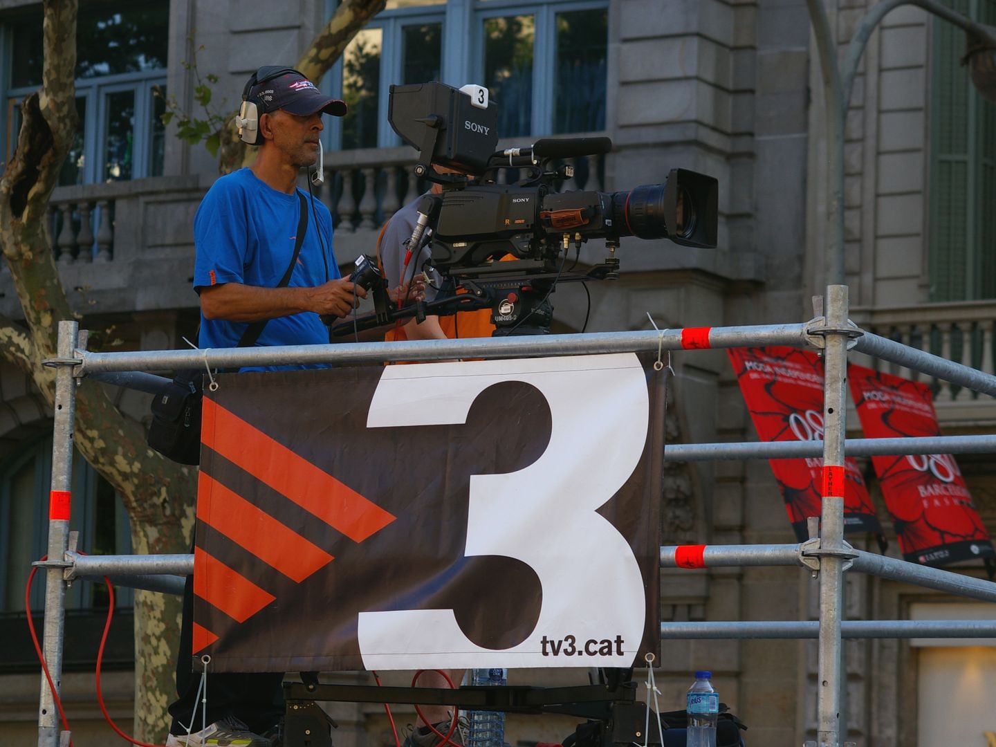 Un cámara de TV3 graba una manifestación. (Wikimedia)