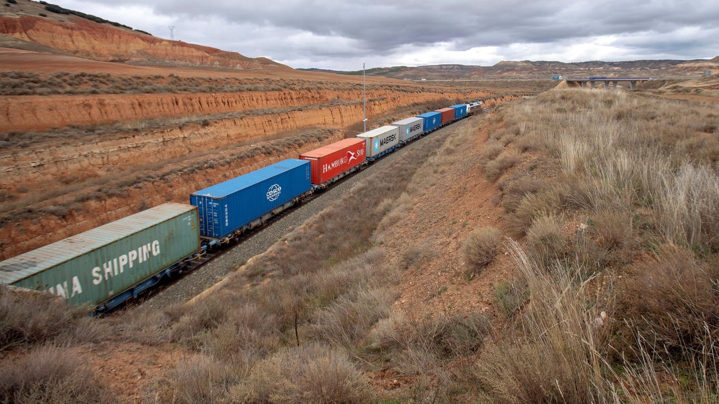 Un tren de mercancías atraviesa Teruel. (EFE)