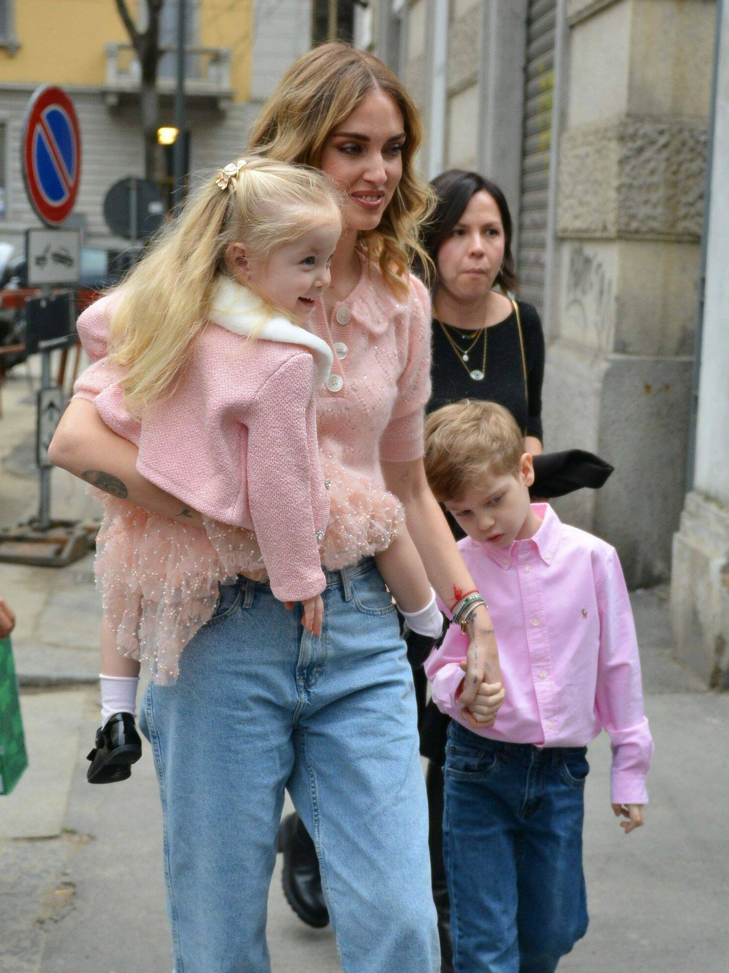 Chiara Ferragni, llegando con sus hijos a la fiesta. (Cordon Press)