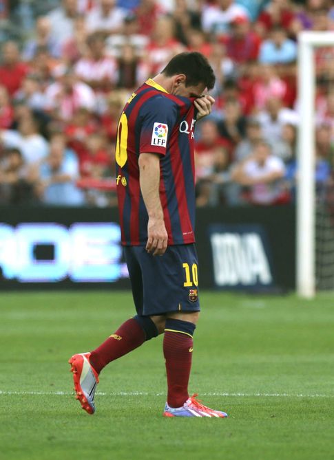 Foto: Messi, nada más lesionarse en Almería (EFE)