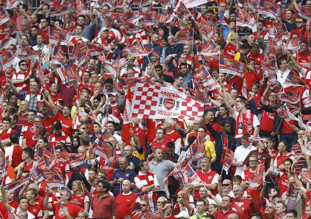 Foto: Los aficionados del Arsenal en Wembley durante la final de la FA Cup (AP).