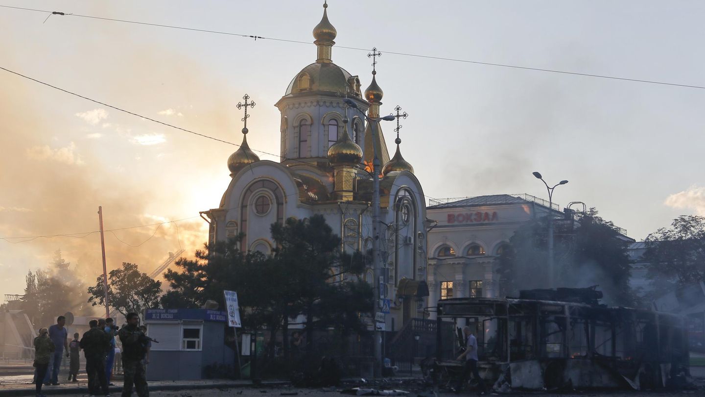 Trolebús quemado tras los bombardeos de este viernes, en Donétsk. (Reuters)
