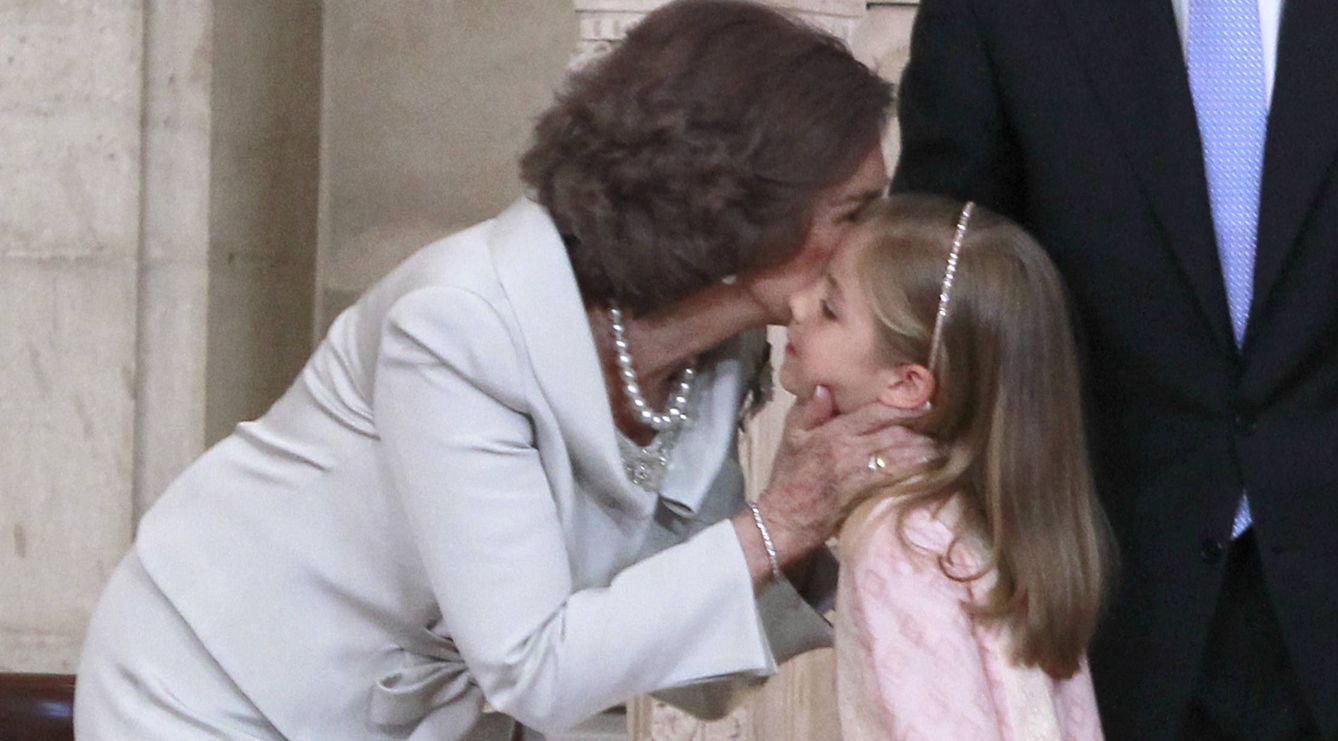 La Reina Sofía besa a su nieta. (Gtres)