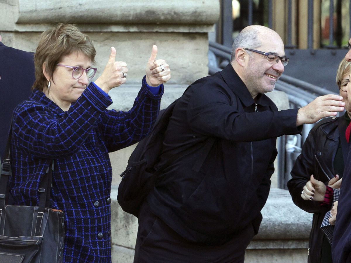 Foto: Los ex miembros de la mesa del Parlament Anna Simó (i) y Lluís Guinó (d) a su llegada al Tribunal Superior de Justicia de Cataluña (TSJC), ayer. (EFE/Quique García)