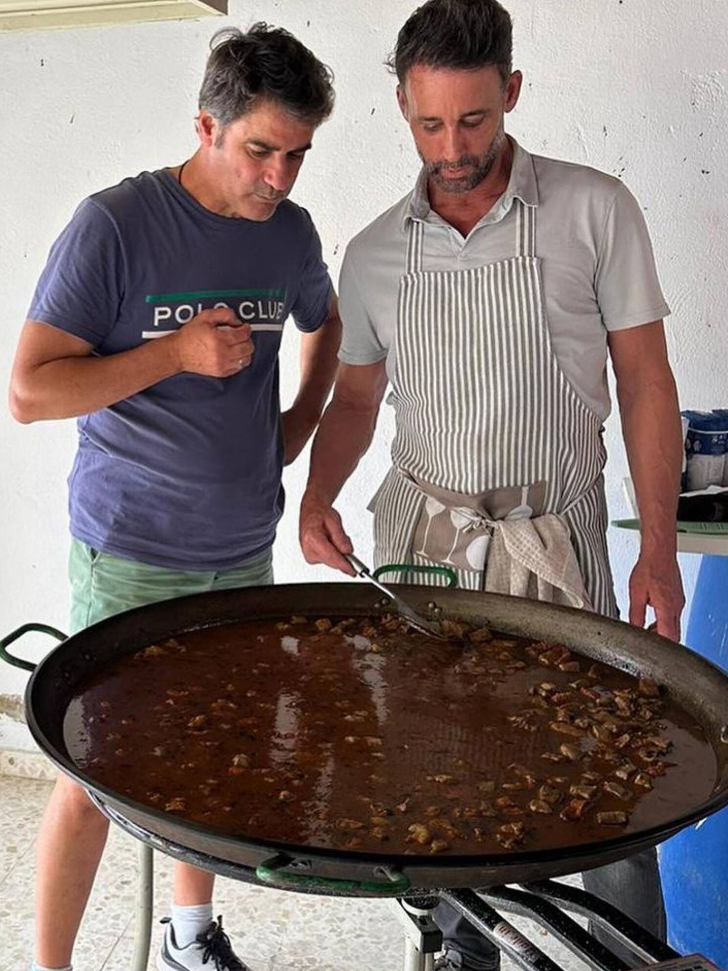 Jesulín y Álvaro Muñoz Escassi haciendo una paella. (Instagram/@jesusjaneirobazan)