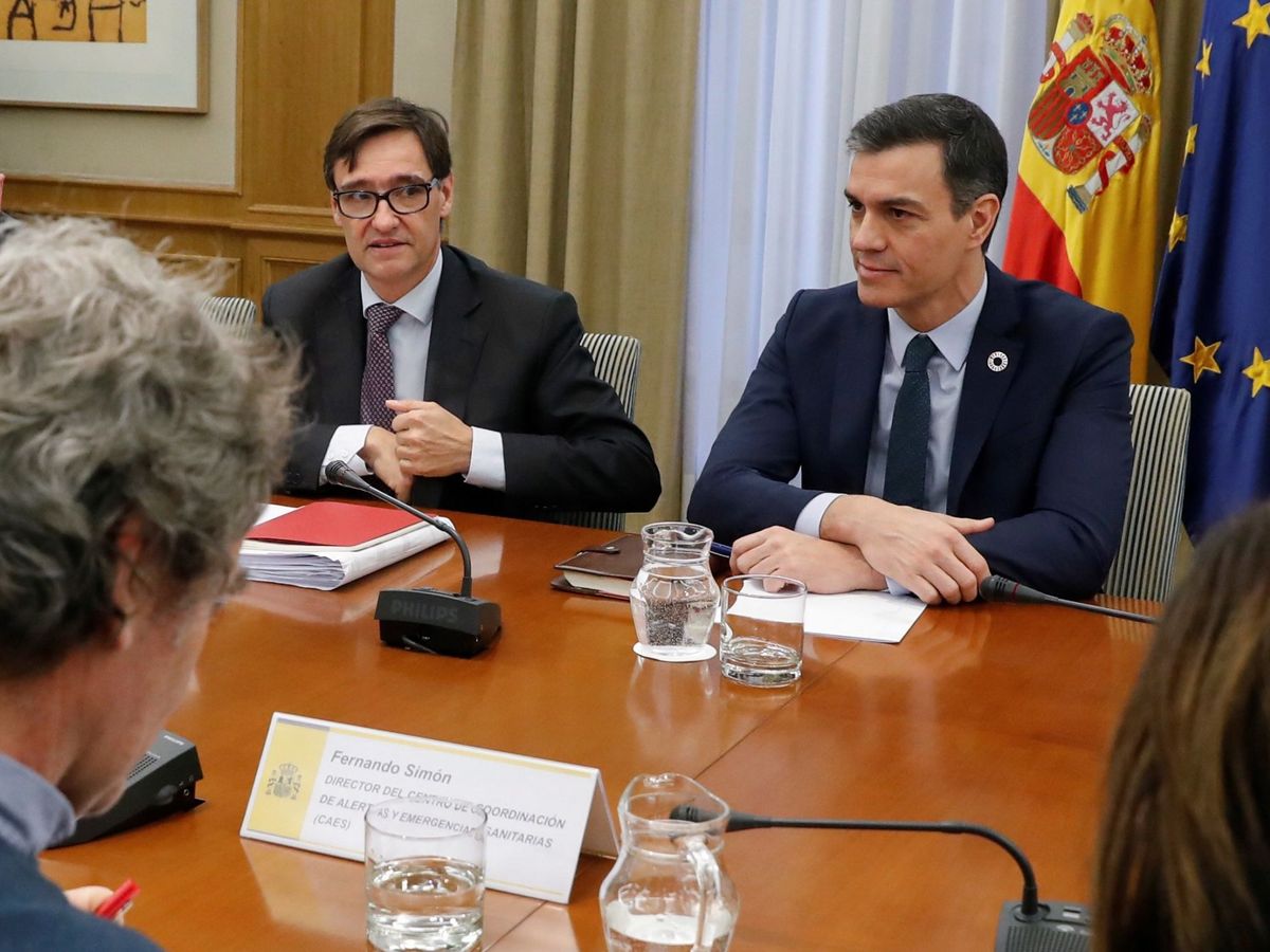 Foto: Pedro Sánchez preside este lunes la reunión de seguimiento del Covid-19, con el ministro Salvador Illa y Fernando Simón, director del Centro de Alertas Sanitarias. (EFE)