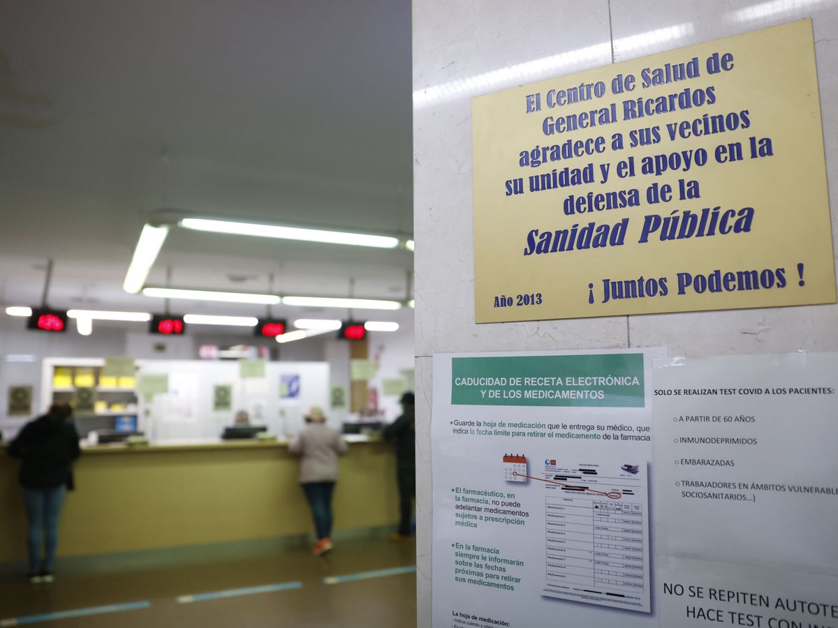 Foto: Vista de un cartel en defensa de la sanidad pública en el Centro de Salud de General Ricardos. (EFE/Mariscal)