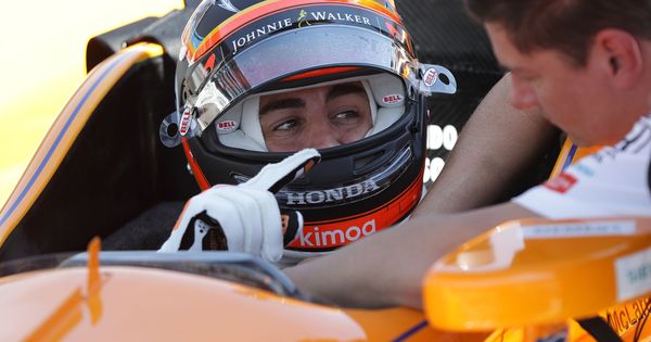 Foto: Fernando Alonso en su IndyCar de 2017, un color que se repetirá en el McLaren de 2018. (EFE)